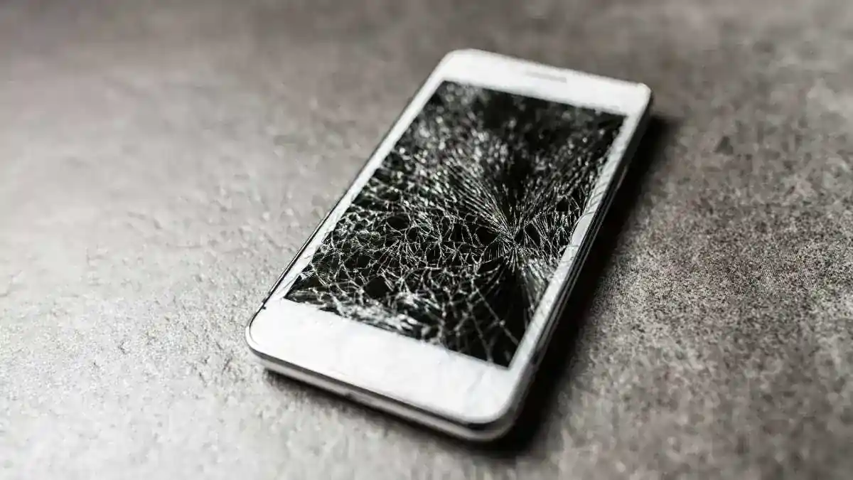 O que significa sonhar com a tela do celular trincada: interpretação e significado