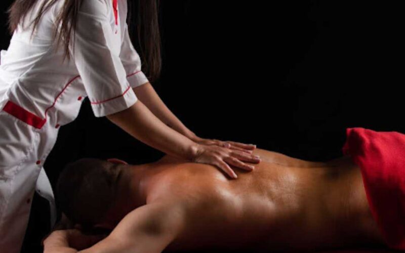 Massagem sensual: Pode oferecer malefícios para a saúde após um tempo
