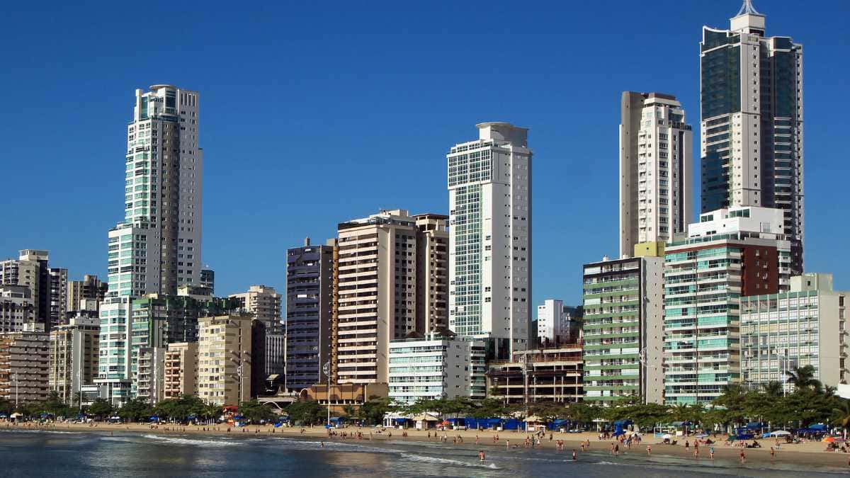 Por Que Balneário Camboriú Está se Tornando a Capital do Luxo Vertical no Brasil