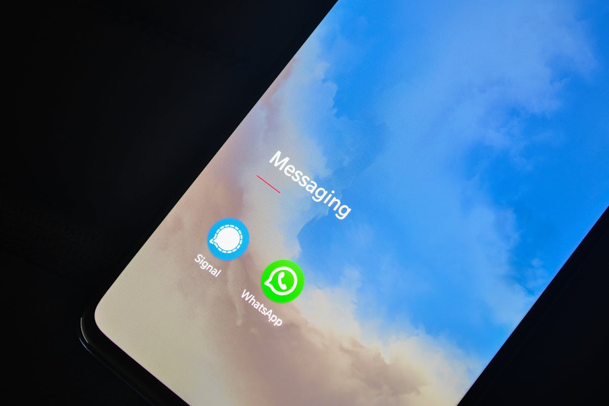 Perfil fake no WhatsApp: como agir e se proteger (Guia 2026)